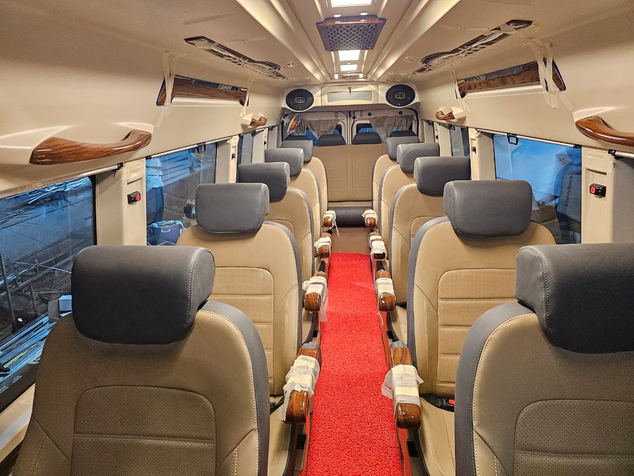 Maharaja Tempo Traveller - Photo 2