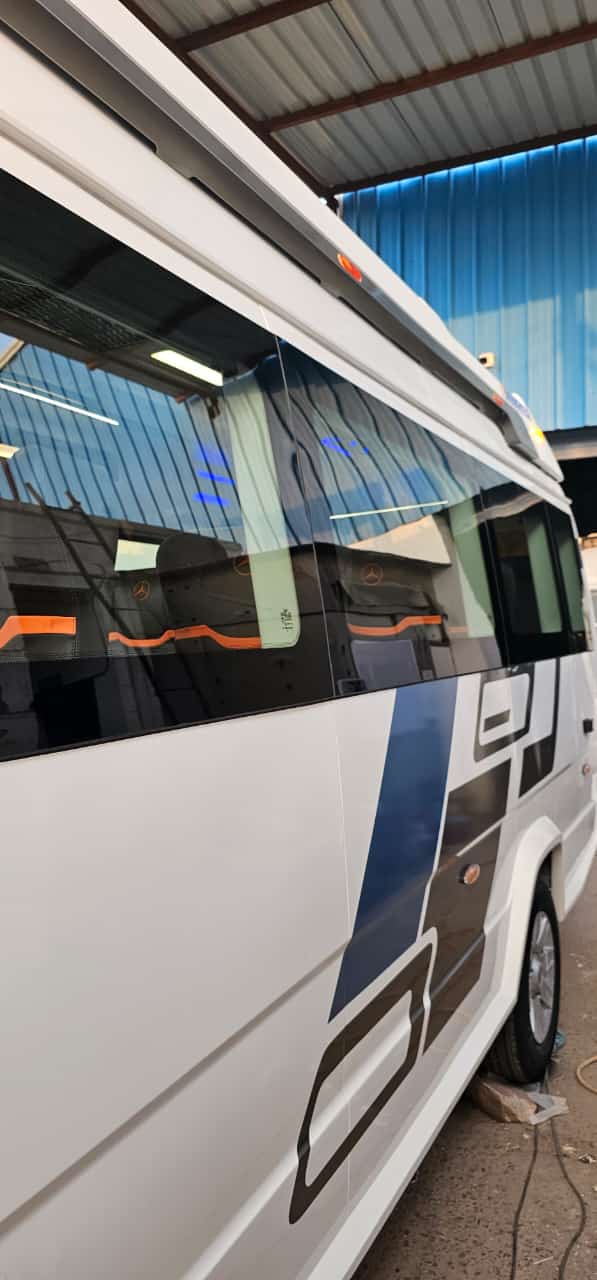Tempo Traveller (17 Seater) - Photo 1