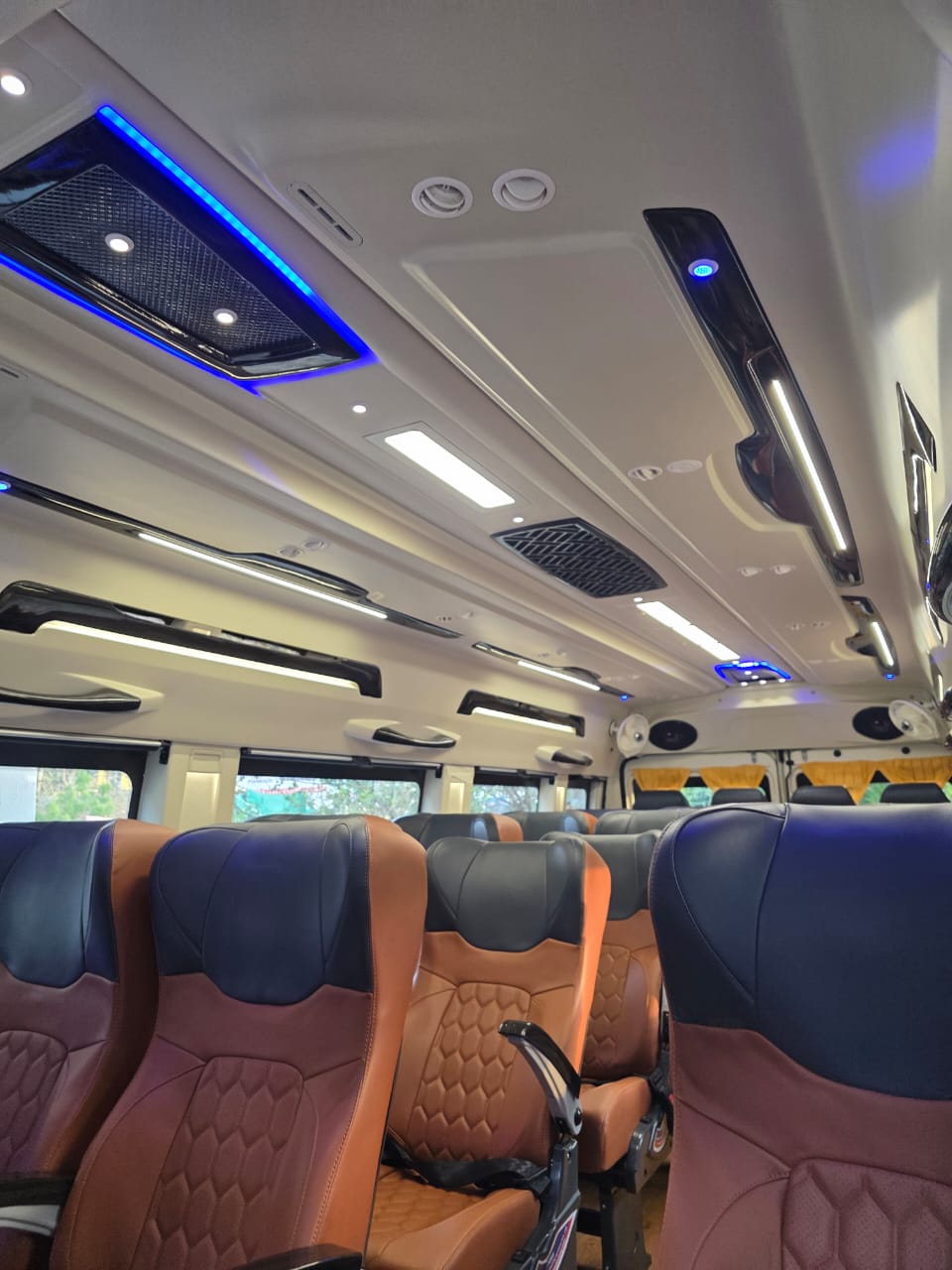 Tempo Traveller (20 Seater) - Photo 1