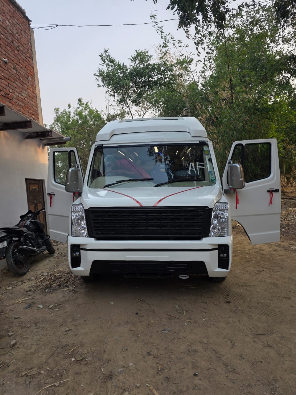 Tempo Traveller (20 Seater) - Photo 3
