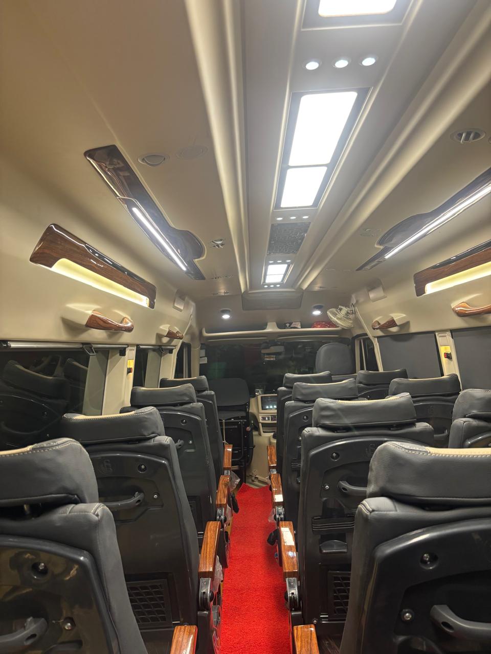 Tempo Traveller (20 Seater) - Photo 6