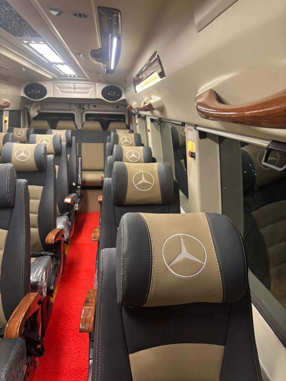 Tempo Traveller (20 Seater) - Photo 7