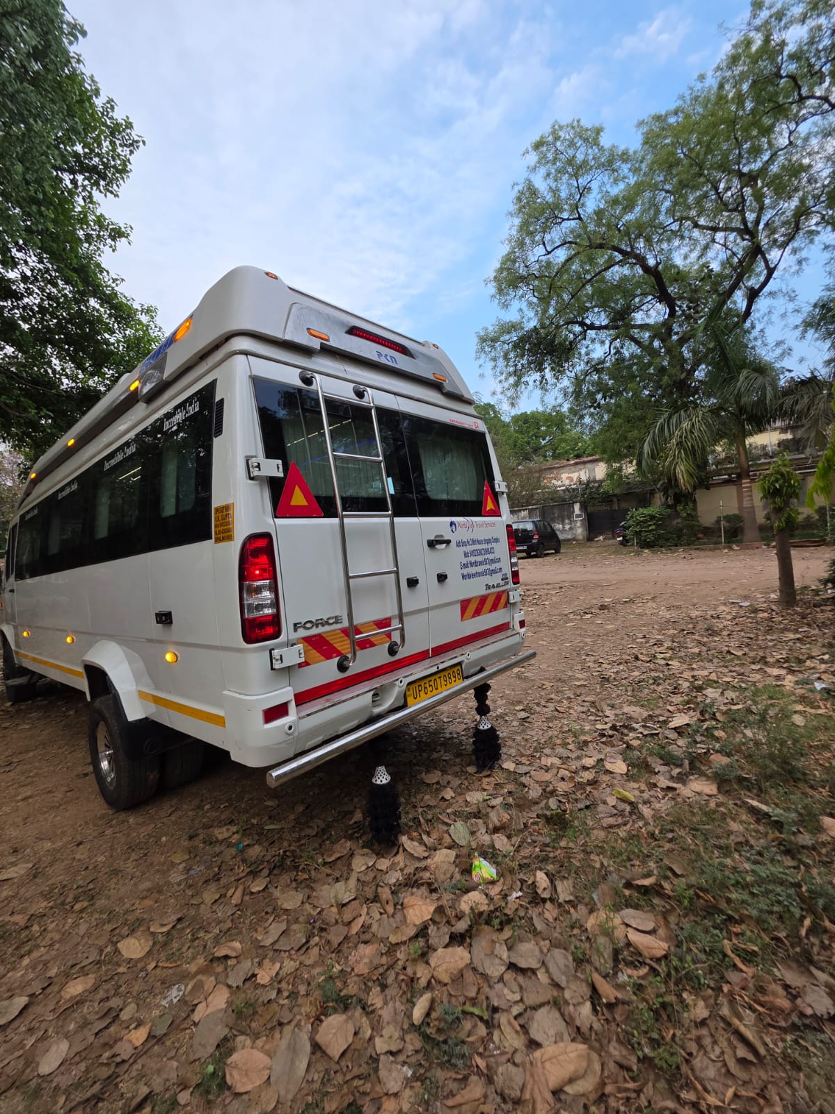 Tempo Traveller (26 Seater) - Photo 7
